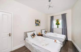 Grand 2 Bed Apartment In London - Croydon - 4