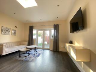 Grand 2 Bed Apartment In London - Croydon - 7