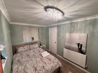 Impeccable Two Bedroom House - Nevendon - 4