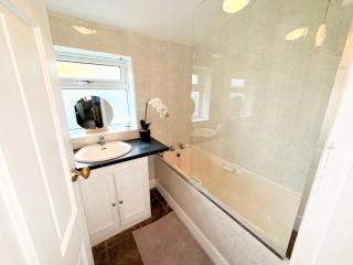 Amazing 3 Bedroom Property, smart TV, 5G WIFI, Free on street parking, close to city center and MKM Stadium - 6