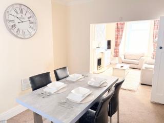 Amazing 3 Bedroom Property, smart TV, 5G WIFI, Free on street parking, close to city center and MKM Stadium - 7