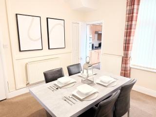 Amazing 3 Bedroom Property, smart TV, 5G WIFI, Free on street parking, close to city center and MKM Stadium - 4