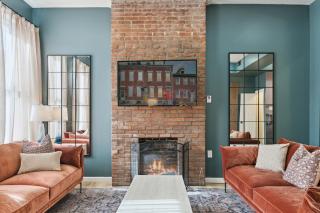 Vintage Row Home Minutes from Acrisure, Casino, PNC Park, Warhol, Downtown - Pittsburgh - 0
