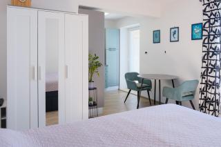 Studio apartment above promenade w terrace & parking - 7