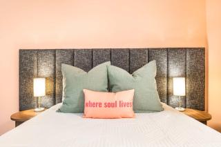 Bold & Floral Little Richard Getaway - 5