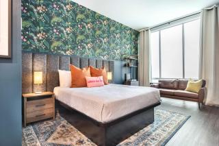 Bold Downtown Stay Inspired by Cher - Macon - 0