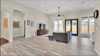 Cheerful Lakeside Retreat-Just Minutes to the lake - 3