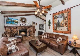 Cozy 3BR, Steps to Trails & Snow, Pool Table - Big Bear City - 0