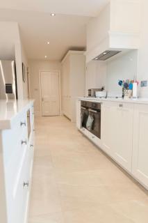 Ultimate Coastal Luxury - 5 Bed, Spacious, Parking, Hot Tub - 1