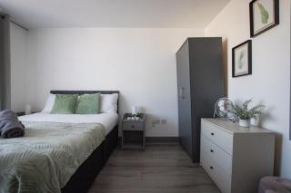 1 Bed Apartment in City Centre with Parking - Birmingham - 8