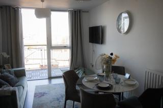 1 Bed Apartment in City Centre with Parking - Birmingham - 4