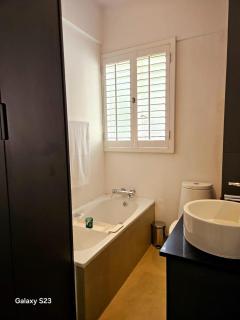 Rosebank Retreat, No Blackout - 2