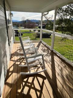 Bears Valley Inn -EZ Access Roads, Cozy, Pet Friendly Family Getaway, Less than 15 min to Attractions, with Game Room, Fire Pit & BBQ - 2