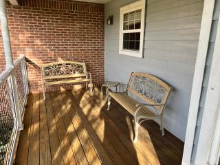 Bears Valley Inn -EZ Access Roads, Cozy, Pet Friendly Family Getaway, Less than 15 min to Attractions, with Game Room, Fire Pit & BBQ - 1