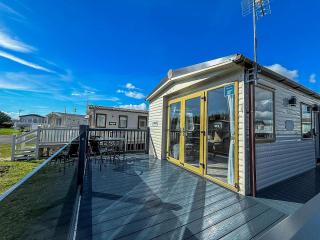 Lovely 8 Berth Caravan At Naze Marine Holiday Park In Essex, Ref 17017D - Walton-on-the-Naze - 2
