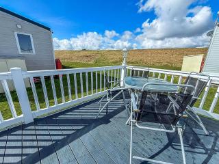 Stunning 6 Berth Caravan With Decking At Naze Marine Holiday Park Ref 17365Br - Walton-on-the-Naze - 2