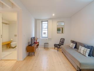Charming apartment with convenient city access - Porto - 6