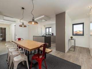Spacious 4-Bedroom Apartment in Porto - Porto - 9