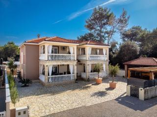 Apartments with parking space Vir - 24090 - 8