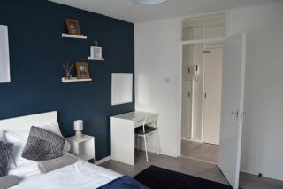 Contemporary Stylish Central Apartment - 8