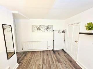 Specious Liverpool Central Apartment - 6