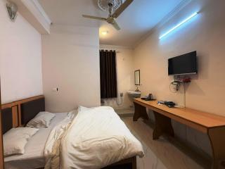 The Patel Stadium Hotel 1 Km from Bus Stand and 2 Km from Railway station - Ajmer - 9