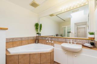 Sunlit Upstairs Suite with Hot Tub & Garden surrounds - Yarralumla - 9