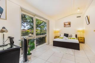 Sunlit Upstairs Suite with Hot Tub & Garden surrounds - Yarralumla - 4
