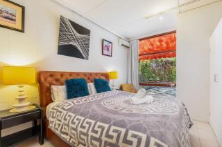 Classic 2 Bedroom Guest Suite with Garden Oasis located near a Lake - 8