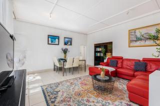 Architectural Bright open 2B&1B home with a private garden at Yarralumla - Yarralumla - 9