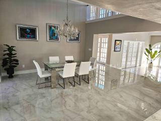 Pelican Retreat- Luxury Villa Near Golf and Beach - 2