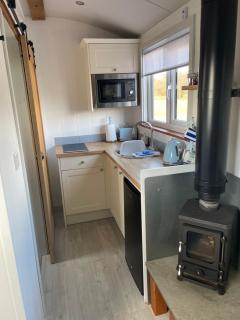 Cybi, Modern Shepherds Hut with Games Room Access - 6