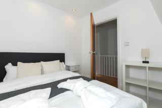 3-Bedroom House with 2 Living Rooms & Balcony near Brick Lane, London - London - 3