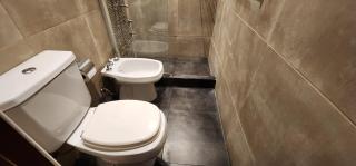 Amplia Casa Centrica, Parrilla, Cochera Privada y Portón Eléctrico para facil acceso - 3