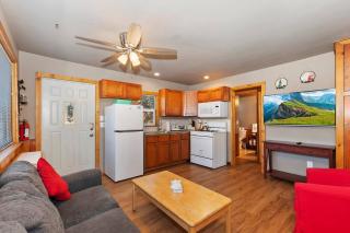 Rosy Cozy Cottage-Walk to Big Bear Lake - Big Bear Lake - 3
