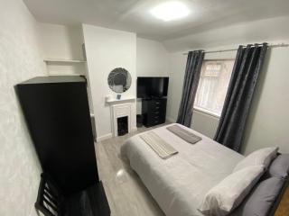 Modern bedroom with shared bathroom - - 6
