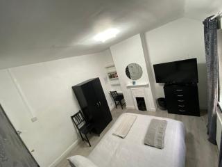 Modern bedroom with shared bathroom - - 4