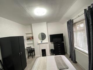 Modern bedroom with shared bathroom - 3