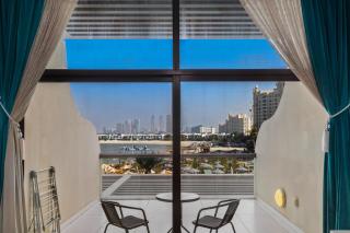 Bright Beachfront Studio with Breathtaking Views - 0