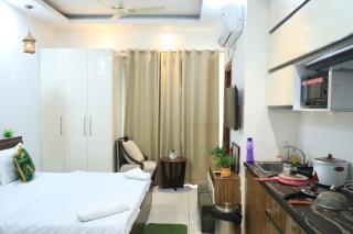 Luxurious Stay & Couple Friendly - Noida - 4