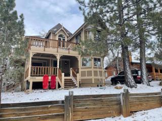 Canyon Castle Mtn Retreat w Hot Tub & Fireplace - Big Bear Lake - 6