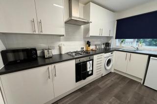 Spacious 4 Bedroom House - LGW - 9