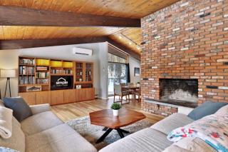 The Ski Bungalow - A cozy 2-bedroom retreat in the heart of ski town - Ski and snowboard rental deals! - 9