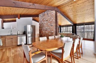 The Ski Bungalow - A cozy 2-bedroom retreat in the heart of ski town - Ski and snowboard rental deals! - 2