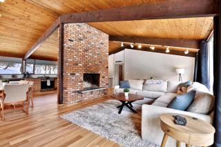 The Ski Bungalow - A cozy 2-bedroom retreat in the heart of ski town - Ski and snowboard rental deals! - 1