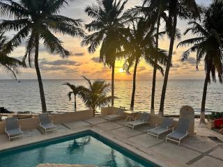 A la Orilla del mar Puerto Juarez Cancun - 5