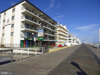 Boardwalk Condo with Ocean View Balcony & Pool - 7