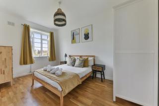 Stylish Modern 2 Bed in Central - 3