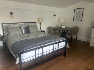 Spacious studio with free EV recharge overnight - Watford - 0