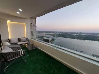 شقة فندقية vip للإيجار علي النيل كورنيش المعادى ڤيو الأهرامات - Cairo - 1